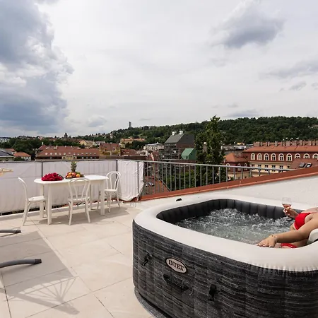 Skyline Jacuzzi شقة براغ